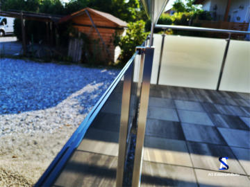 Geländer mit grauem Glas - polierte Kanten