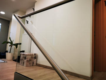 Ganzglasgeländer mit Handlauf3