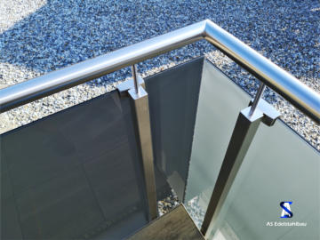 Geländer mit grauem Glas - Ecke