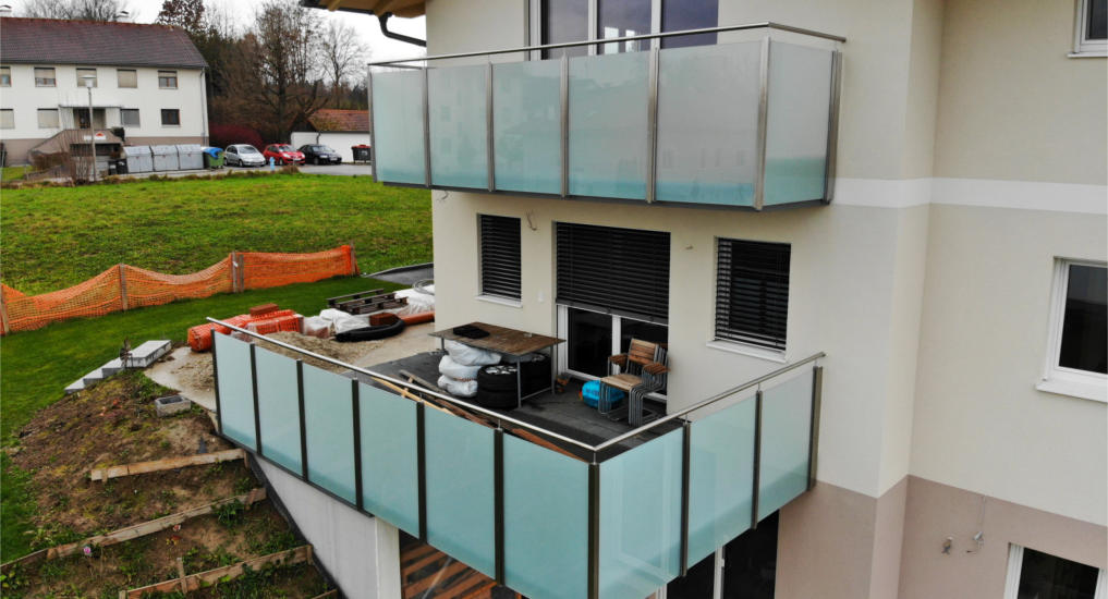 Glasgeländer am Balkon